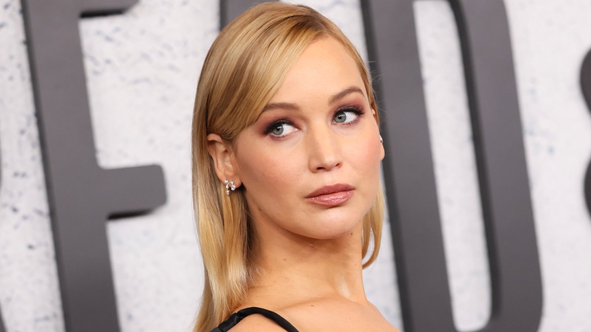 Pregnant Jennifer Lawrence shows off baby bump on red carpet