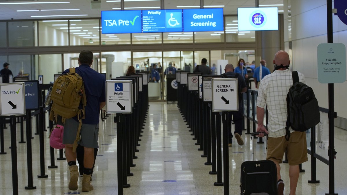 Thanksgiving travel may beat record, TSA projects 18 millions flight passengers, carry-on tips