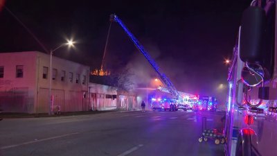 Flames engulf commercial building on Fort Worth's Main Street