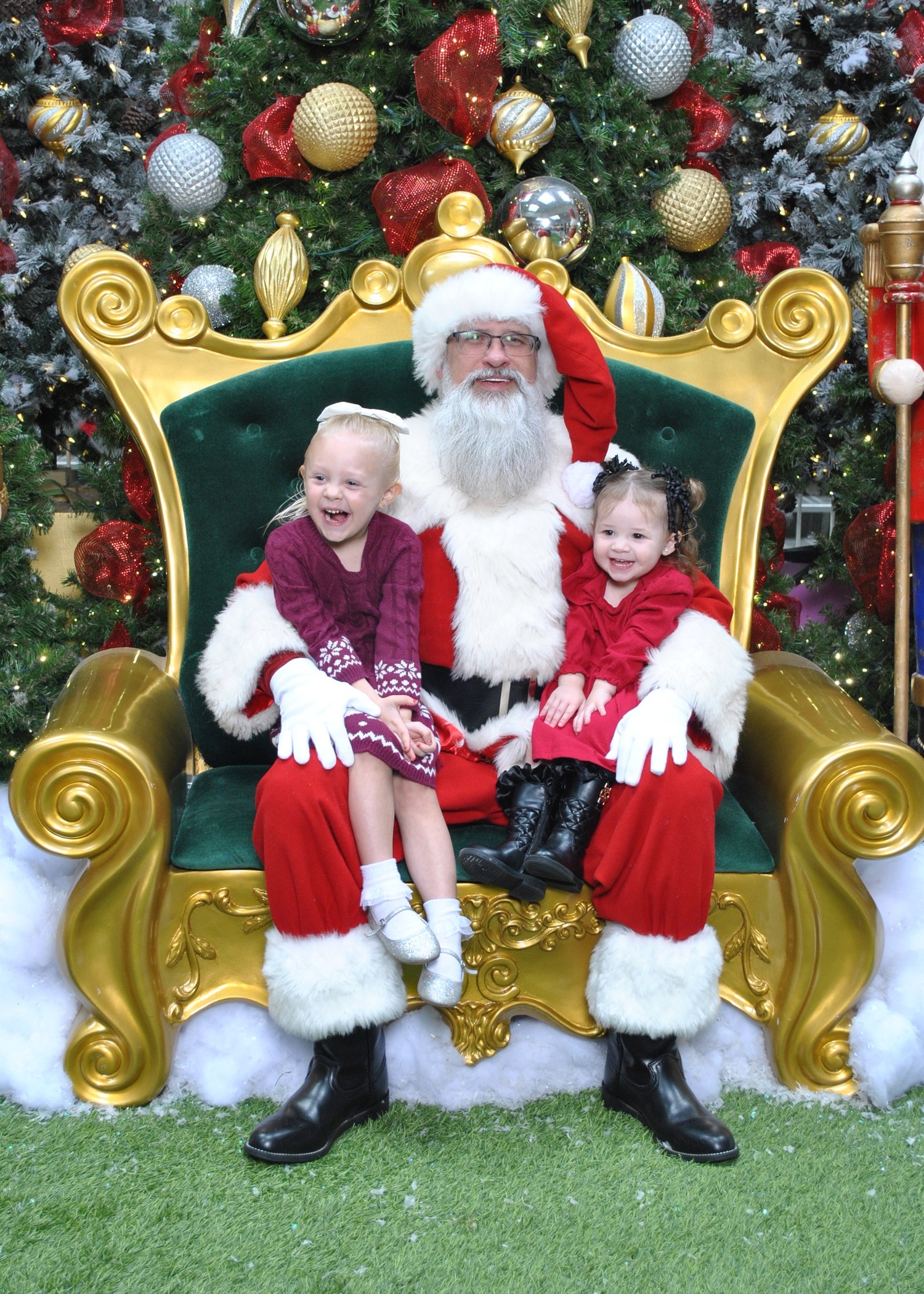 Hi there my name is Lydia dyer. Here are my granddaughters. Kaleah 3 and<br />
willow 1.     Poopaw and gigi enjoyed taking them to see Santa.