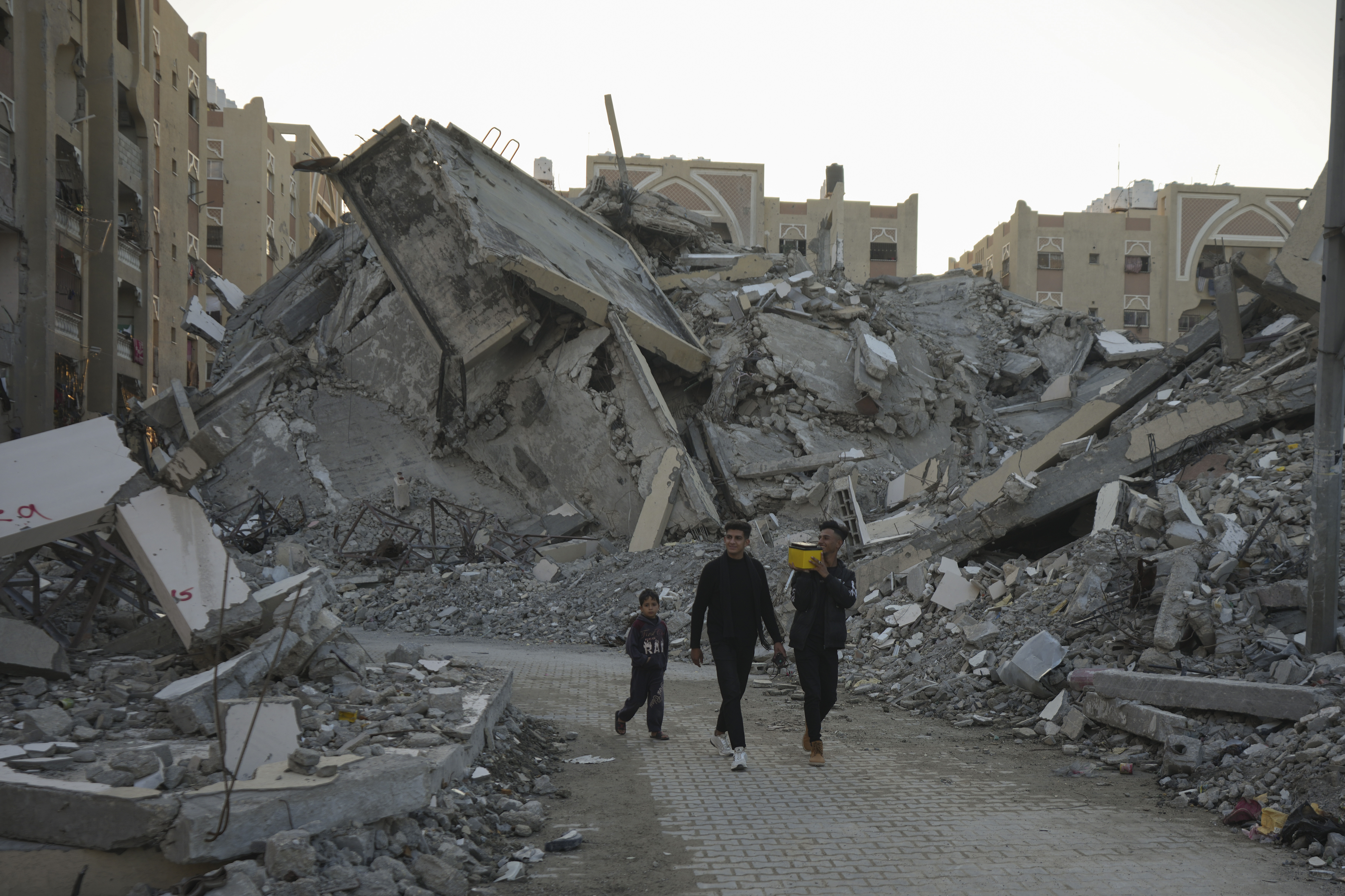 Young Palestinians walk 