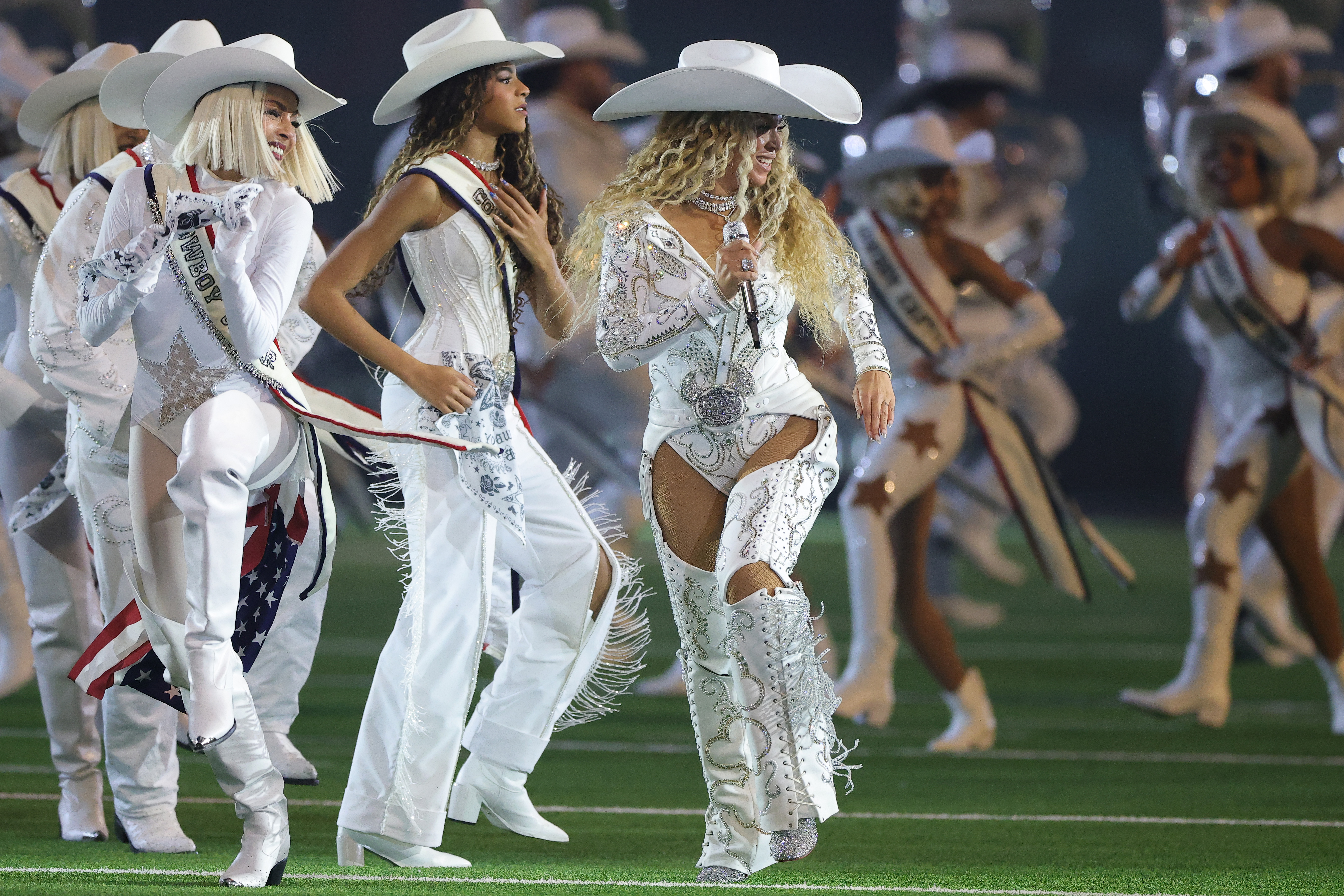 Beyoncé performs with daughter Blue Ivy during Ravens-Texans halftime ...