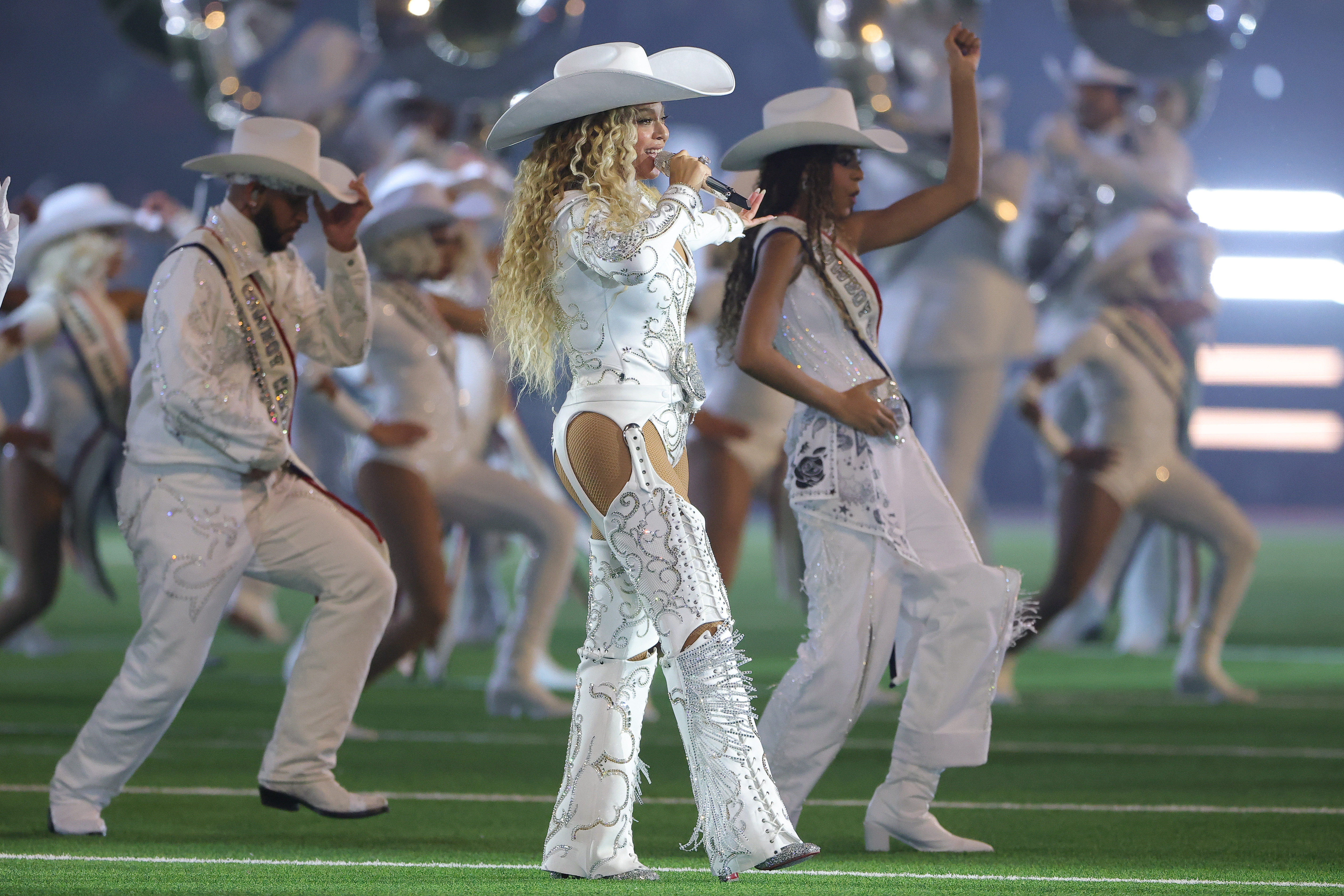 Beyoncé performs with daughter Blue Ivy during Ravens-Texans halftime ...