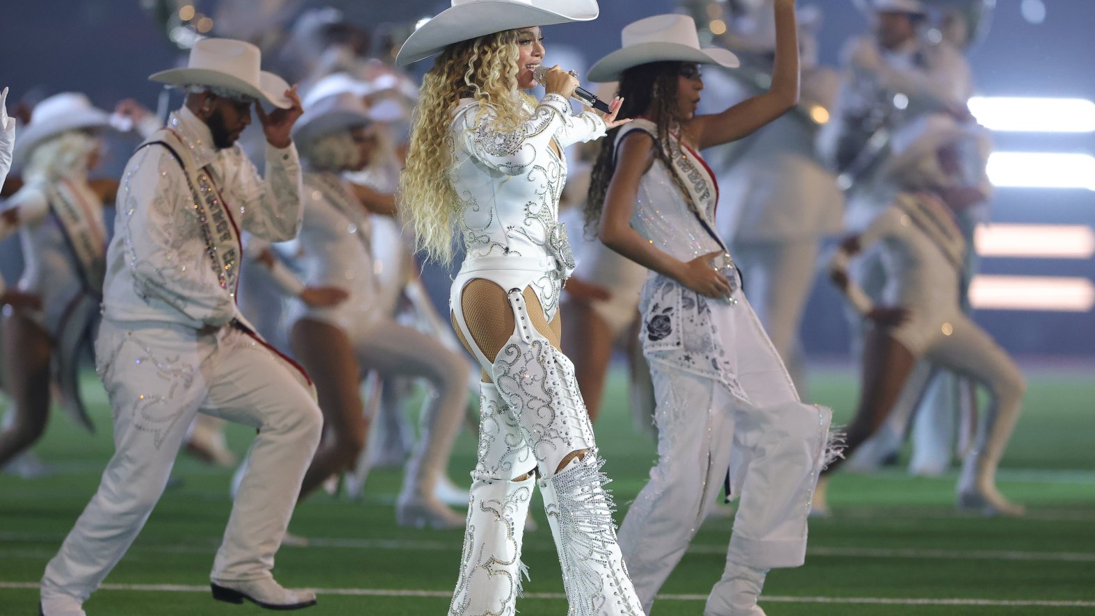 Beyoncé performs with daughter Blue Ivy during Ravens-Texans halftime ...