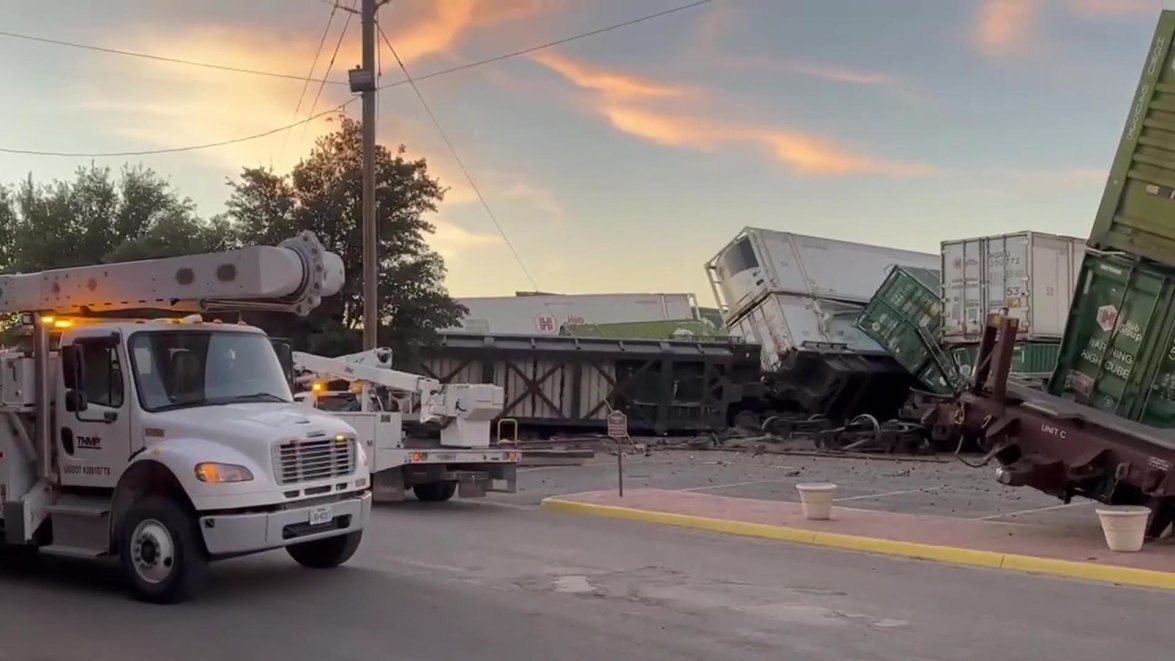 Pecho S 2 killed, freight train slams into tractor-trailer in Texas – NBC 5 ...