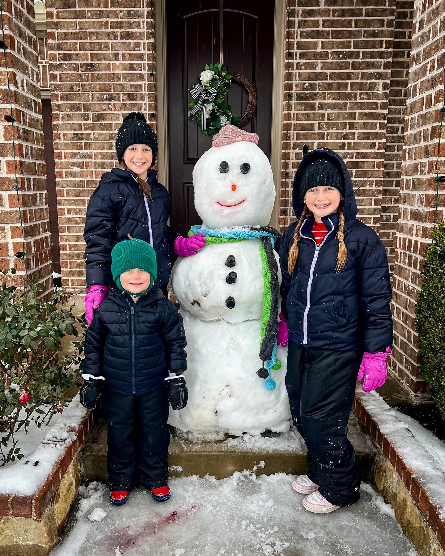 Grace, Evelyn and James with Frosty<br />
McKinney