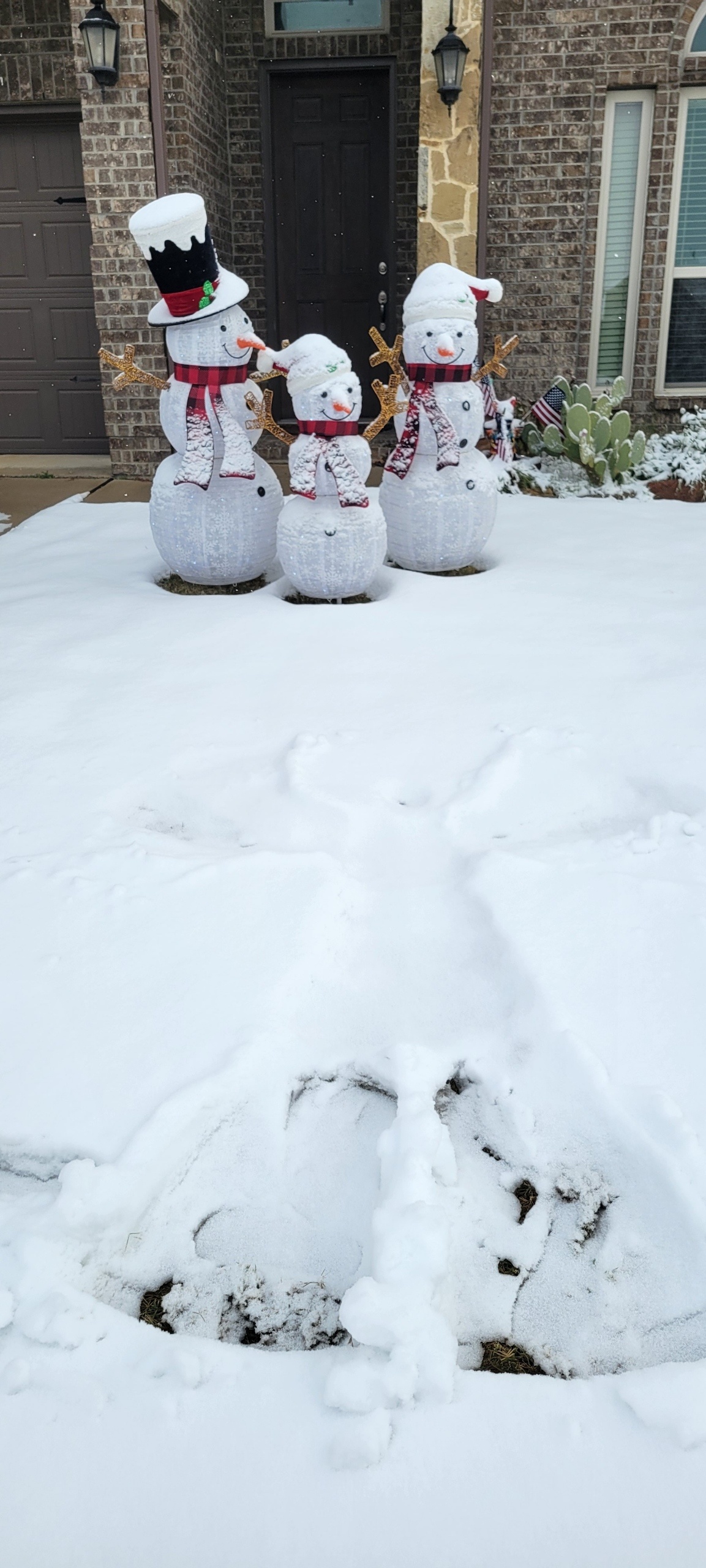 Snowmen decorated by Jacinto family