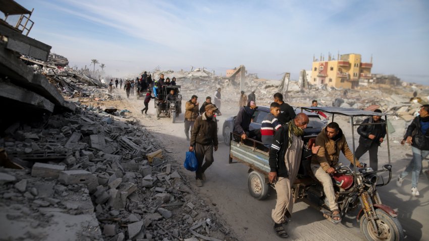 Displaced Palestinians leave parts of Khan Younis as they go back to their homes in Rafah, southern Gaza Strip, Sunday, Jan. 19, 2025.