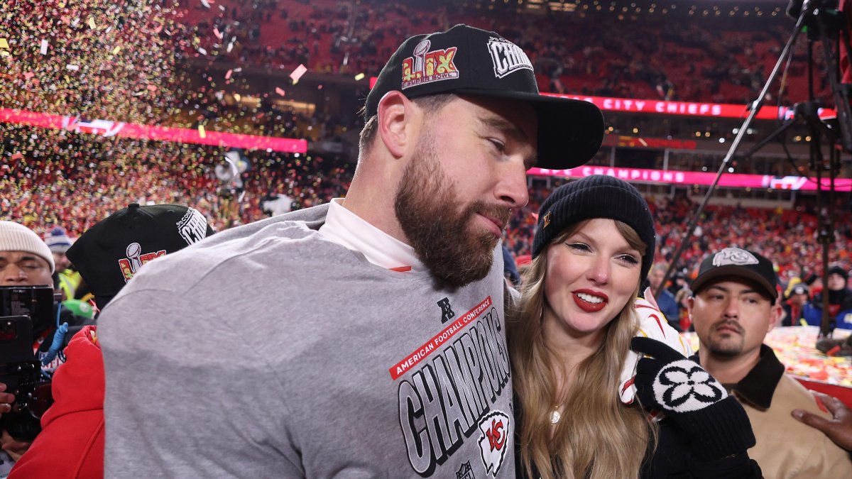 Taylor Swift celebrates on field with Travis Kelce after Chiefs win AFC title