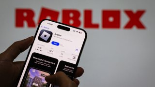 [CNBC] Roblox plummets 16% on disappointing bookings, daily active users miss