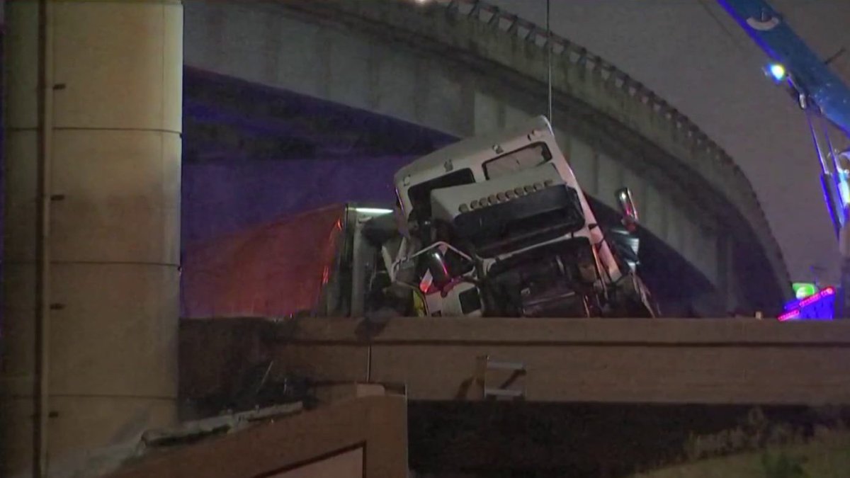 18-wheeler tips over, hits concrete barrier in Dallas – NBC 5 Dallas ...
