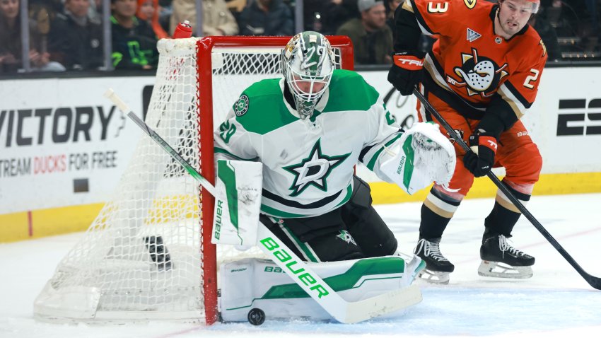 ANAHEIM, CALIFORNIA – FEBRUARY 04: Jake Oettinger #29 of the Dallas Stars makes a save in the second period during the game against the Anaheim Ducks at Honda Center on February 04, 2025 in Anaheim, California. (Photo by Nicole Vasquez/NHLI via Getty Images)