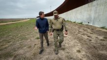 NBC 5 vyšetřuje vyšší reportér Scott Friedman, vlevo, procházky s Texas DPS Lt Christopher Olivarez podél hranice Texas-Mexico v únoru 2025.