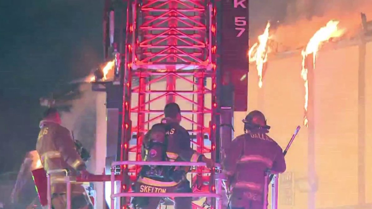 消防士は大規模な一晩ダラスアパートの火災 –  NBC 5ダラスフォートワース