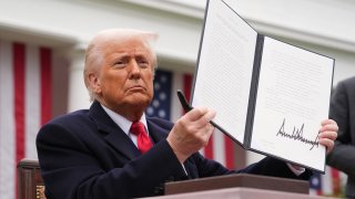 Americký prezident Donald Trump zobrazuje podepsaný výkonný příkaz ukládající tarify na dovážené zboží během obchodní oznámení „Make America Wealthy Again“ v Rose Garden v Bílém domě 2. dubna 2025 ve Washingtonu, DC. Trump, který nabídl událost jako „den osvobození“, oznámil, že zametá nové tarify zaměřené na zboží dovážené do USA v zemích včetně Číny, Japonska a Indie.
