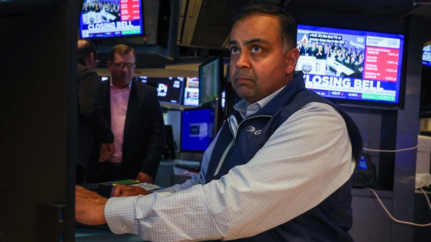 Traders work on the floor of the New York Stock Exchange on May 21, 2025 in New York City.