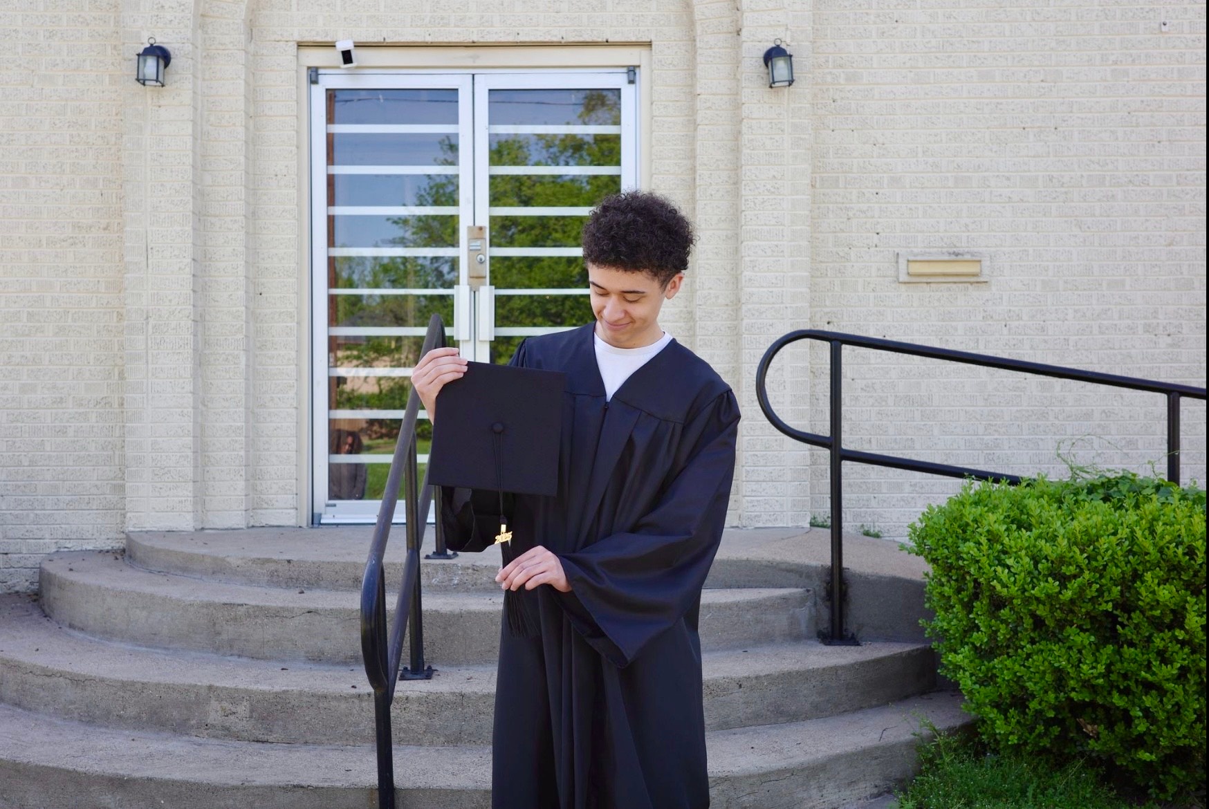 Micah Xavier Jennings is graduating from Jennings Leadership Academy as<br />
Valedictorian. He plans on going to school for visual arts and biblical<br />
studies.