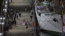 Námořníci na Cuauhtémoc, tréninkové lodi Mexické námořnictva, vystoupili na molu 35 poté, co se loď srazila s Brooklynským mostem v sobotu 17. května 2025 v New Yorku. (AP Photo/Yuki Iwamura)