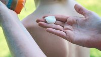 ILLUSTRATION – 26 June 2024, Berlin: A mother applies sunscreen to her child.