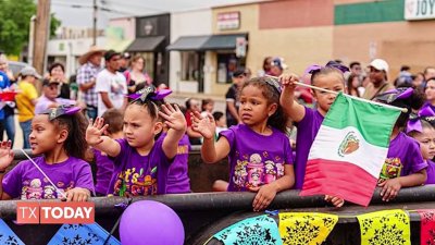 Attend the Dallas Cinco de Mayo Parade