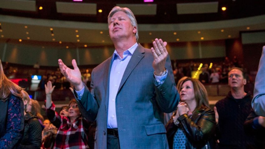 Robert Morris, center.