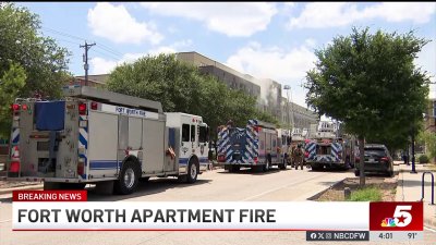 Crews battle Fort Worth apartment fire