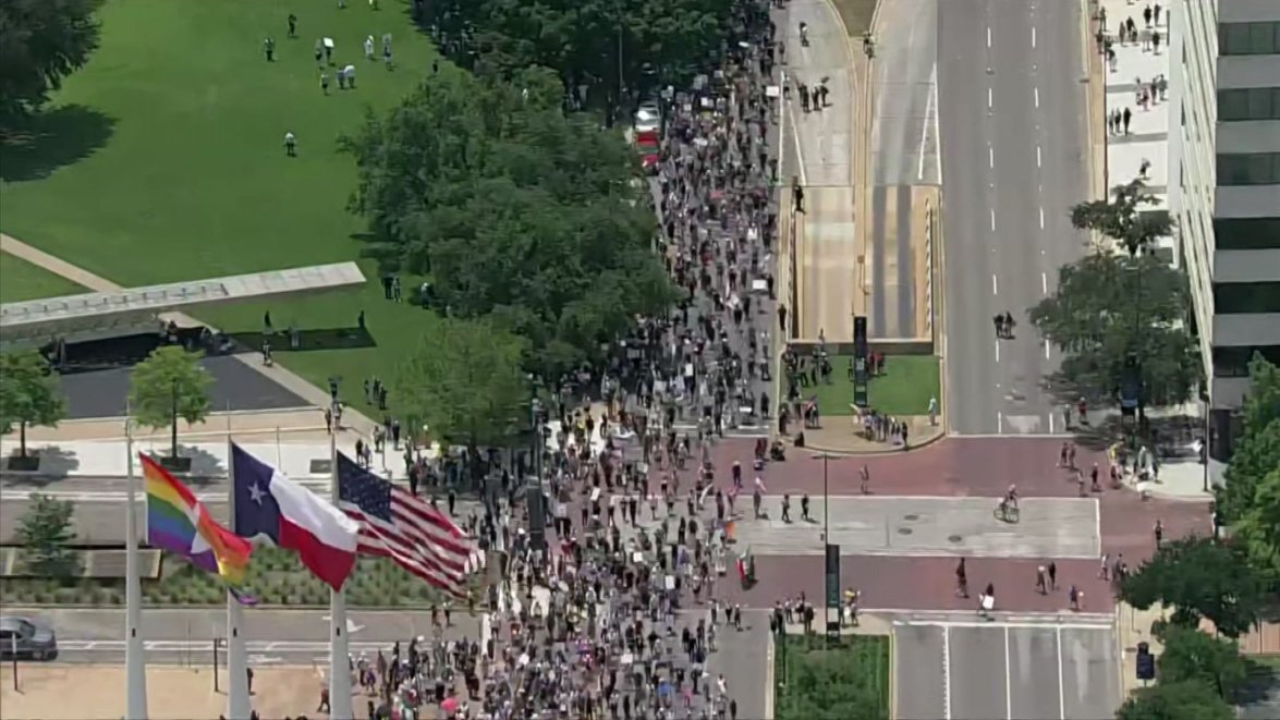 ‘No Kings’ protest draws thousands to Dallas City Hall – NBC 5 Dallas ...