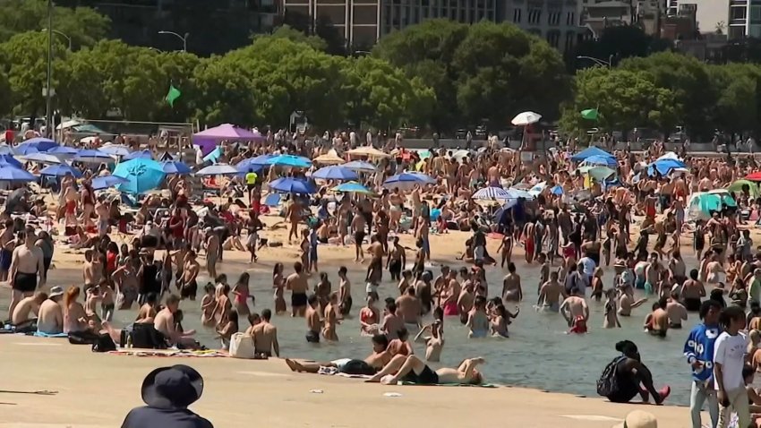 Crowds gather at lake during summer heatwave