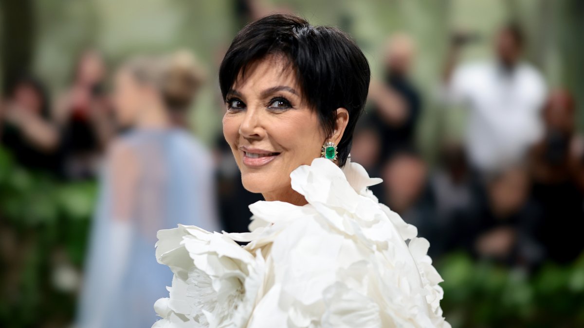 新しい写真のクリス・ジェンナーの足はファンから大きな疑問を投げかけました –  NBC 5ダラス・フォートワース