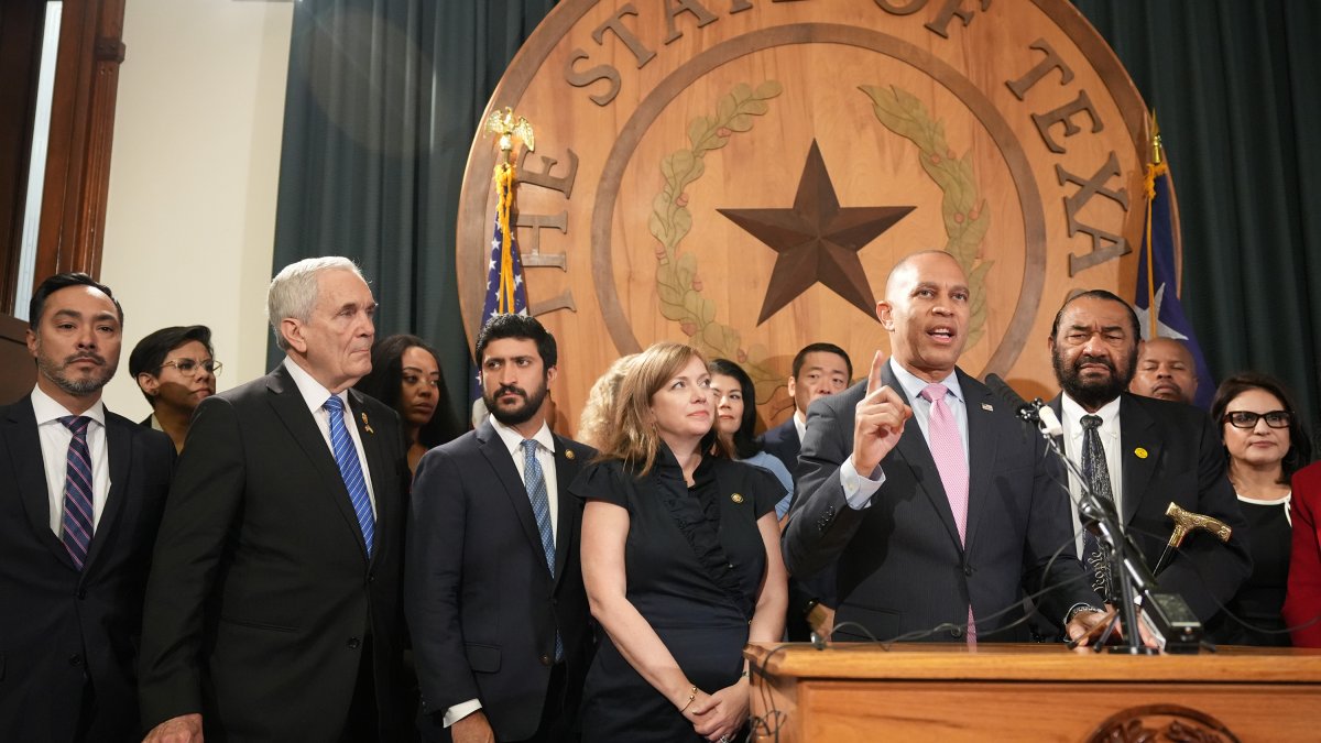 Texas Democrats break quorum, leave state in effort to delay congressional maps vote