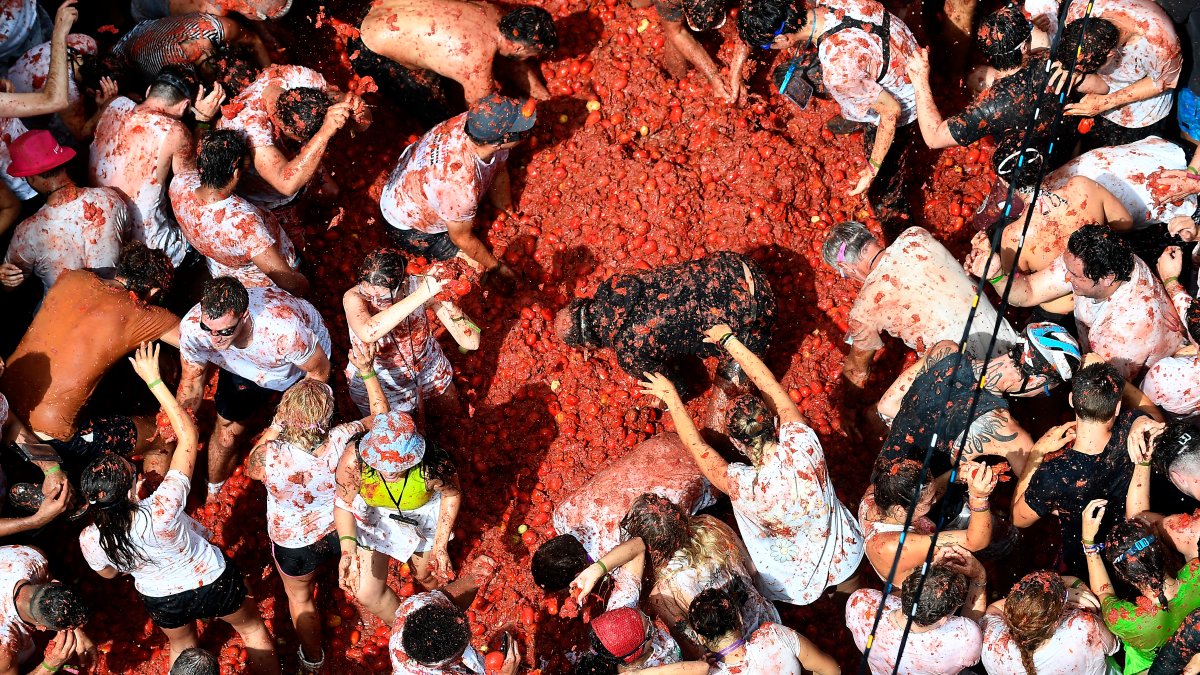 Spain's ‘Tomatina' food fight turns tons of overripe tomatoes into projectiles