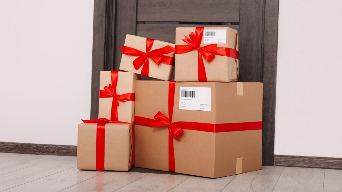 2025 holiday shipping deadlines for FedEx, USPS and UPS