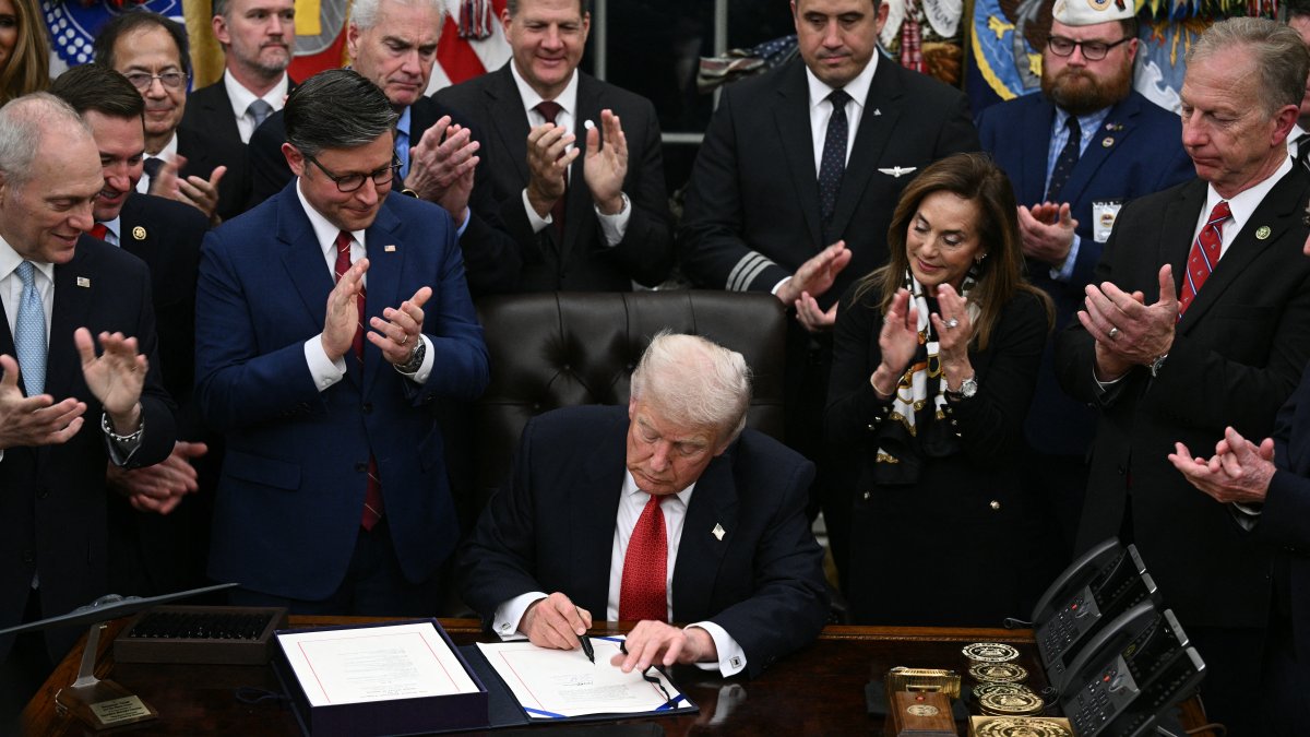 Donald Trump signed into law legislation that reopens the federal government and ends an acrimonious 43-day shutdown, the longest in American history.