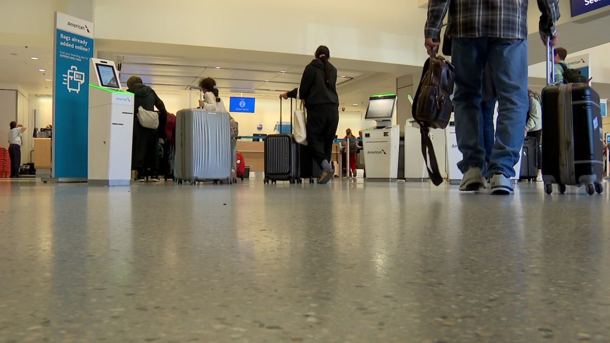 Holiday travelers face delays, cancellations as Thanksgiving rush begins