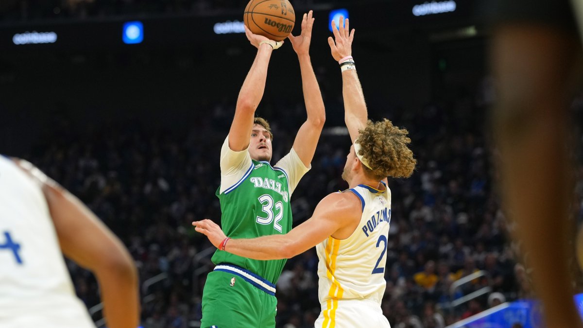 The Golden State Warriors beat the Dallas Mavericks 126-116 on Thursday.