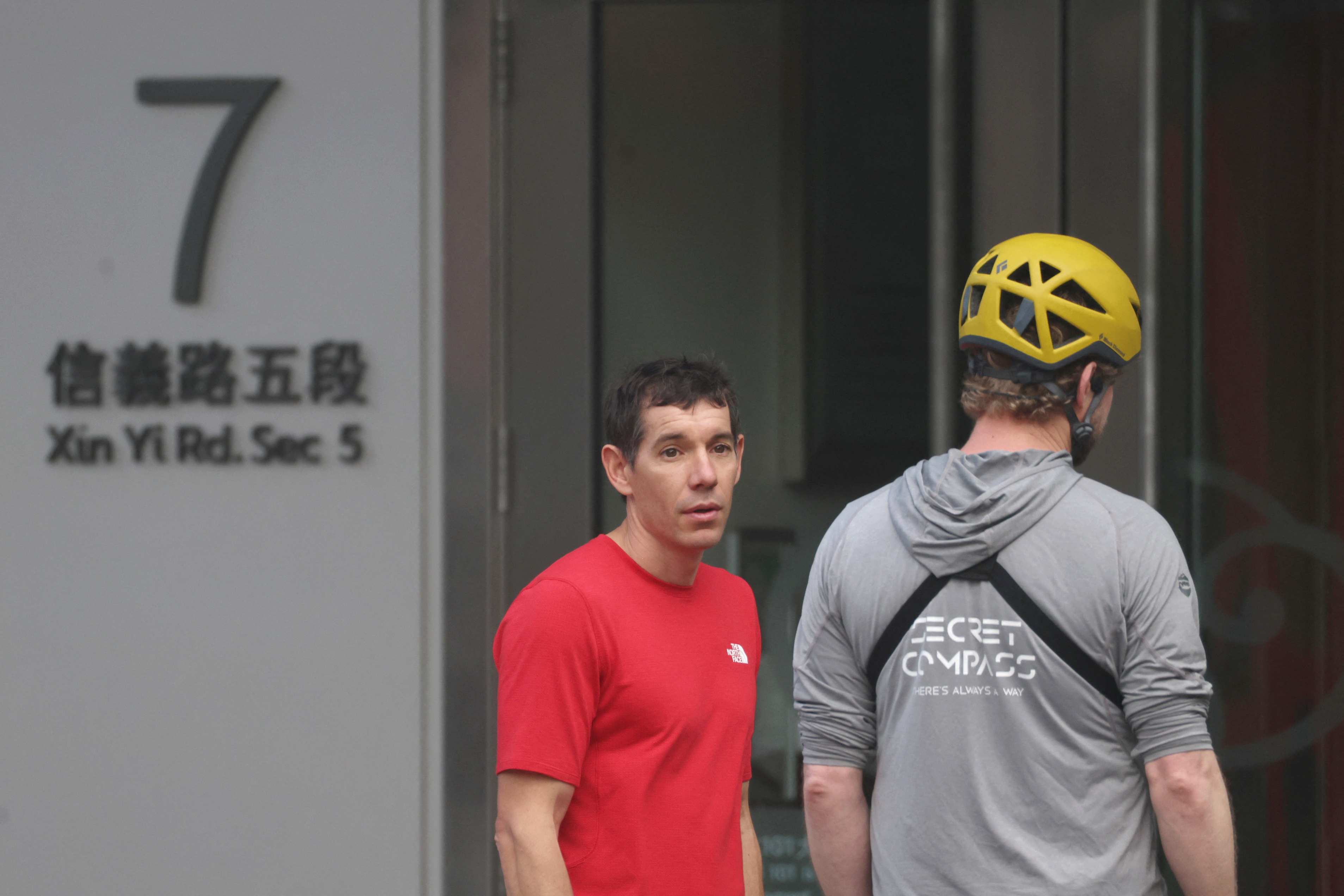 Alex Honnold completes rope-free climb up Taipei 101 skyscraper – NBC 5 ...