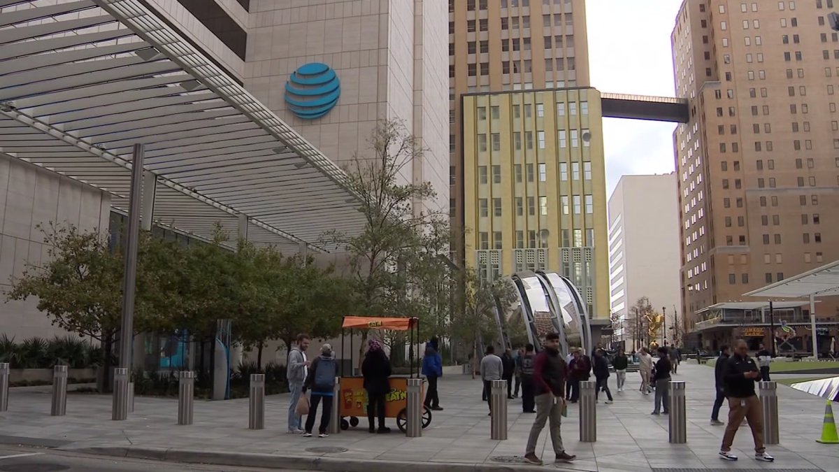 Abbott blames Dallas leadership for AT&T headquarters move to Plano