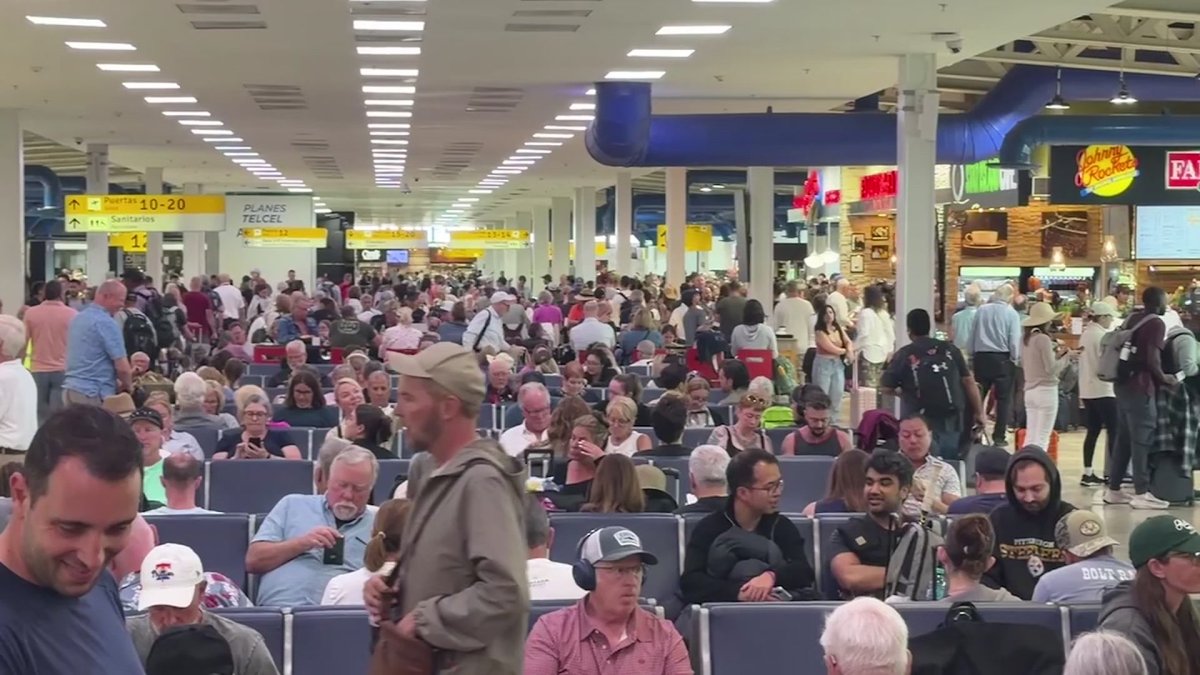Tourists rush home from Mexico after cartel violence eases and flights resume