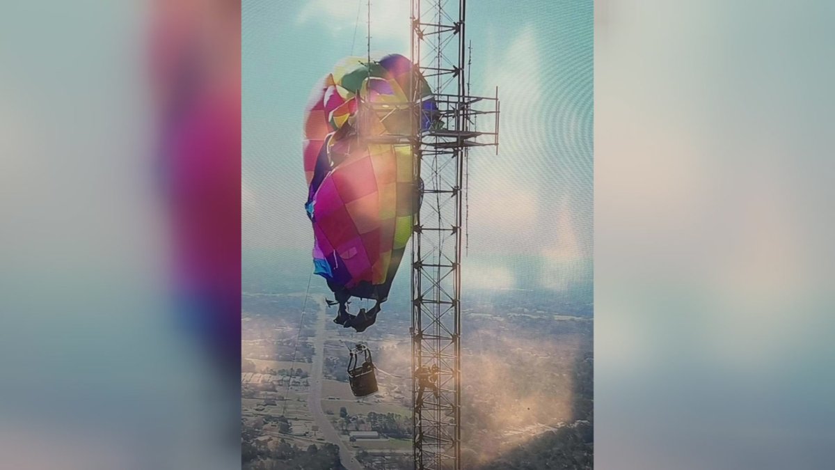 Hot air balloon carrying two people strikes cell phone tower in East Texas