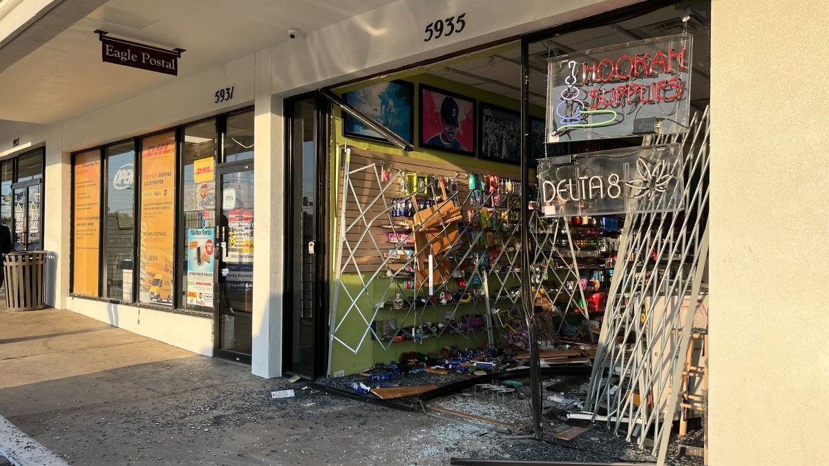 Dallas Police investigating smash and grab at vape shop