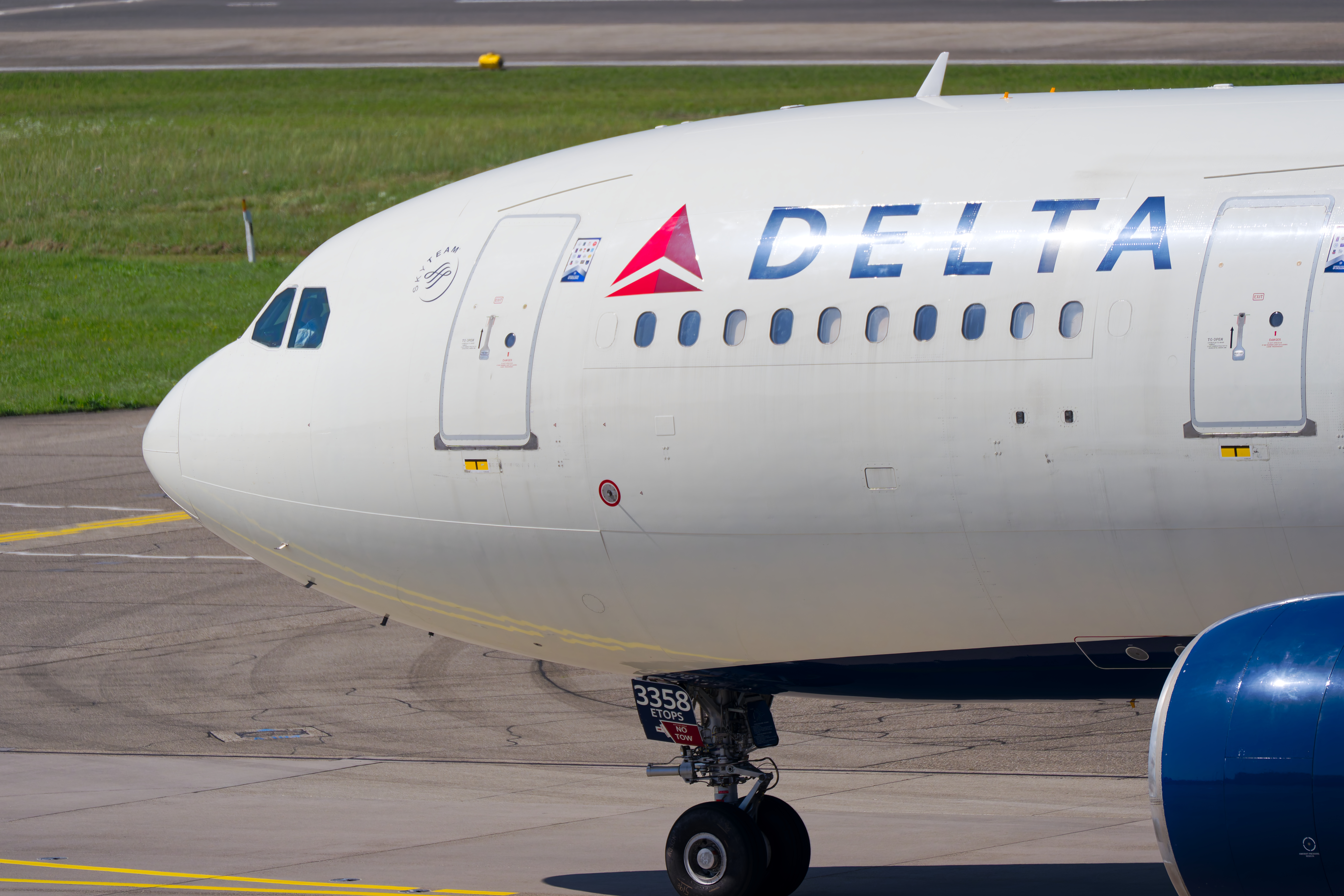 Passenger arrested after refusing to end phone call before takeoff on Delta flight