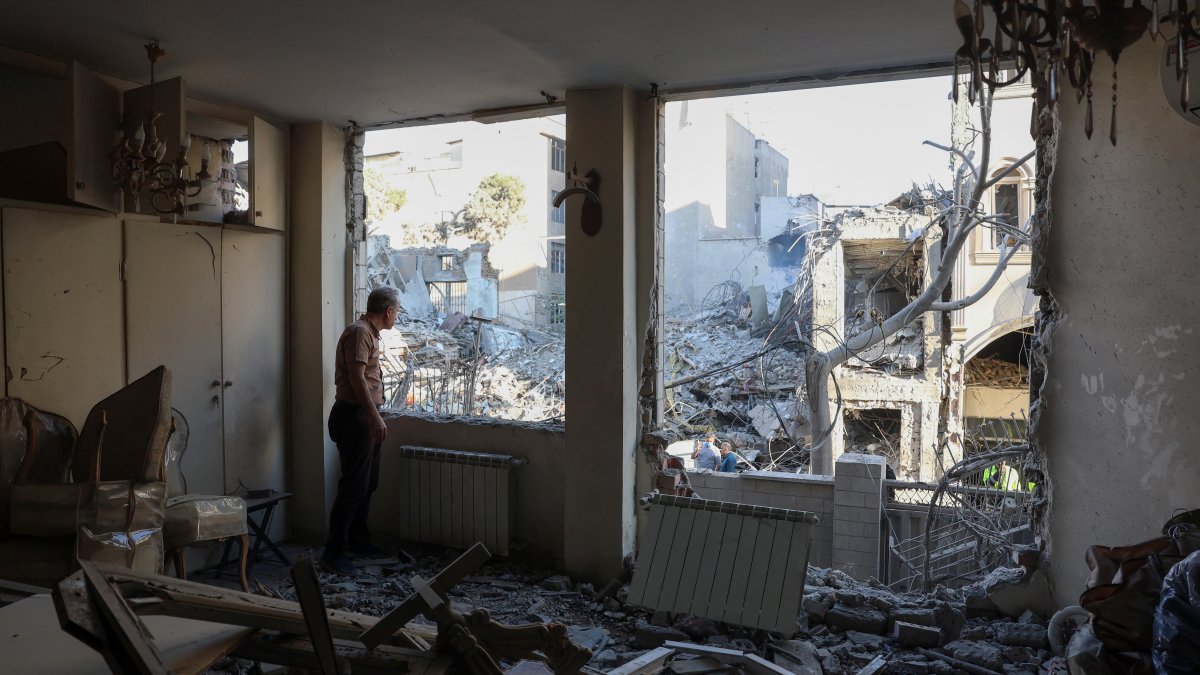 تحديثات حية: الولايات المتحدة وإسرائيل تضربان النفط والسكك الحديدية والجسور الإيرانية قبل الموعد النهائي الذي حدده ترامب