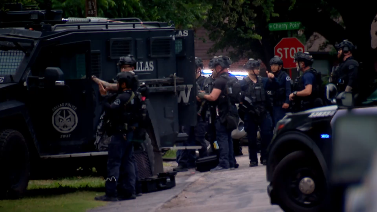 Suspect surrenders after deadly shooting, standoff in Dallas