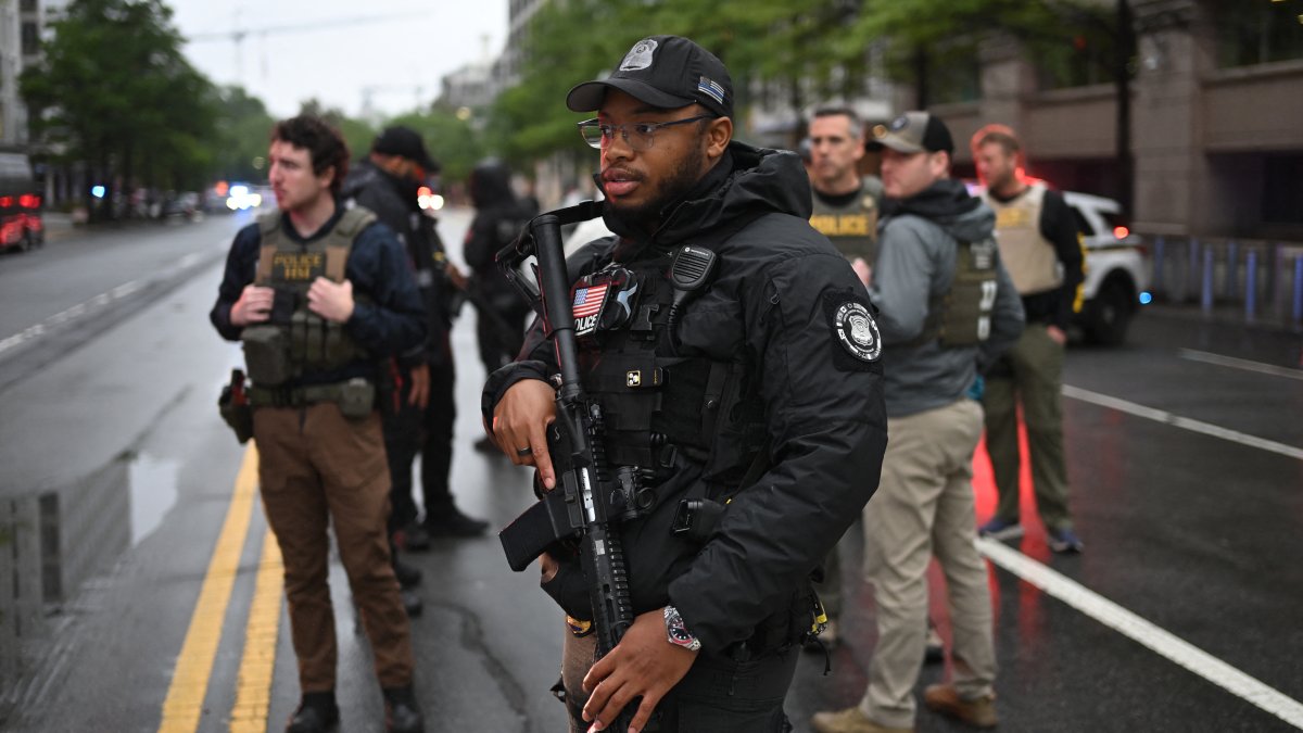 Suspect dead after shots fired near the White House, Secret Service says