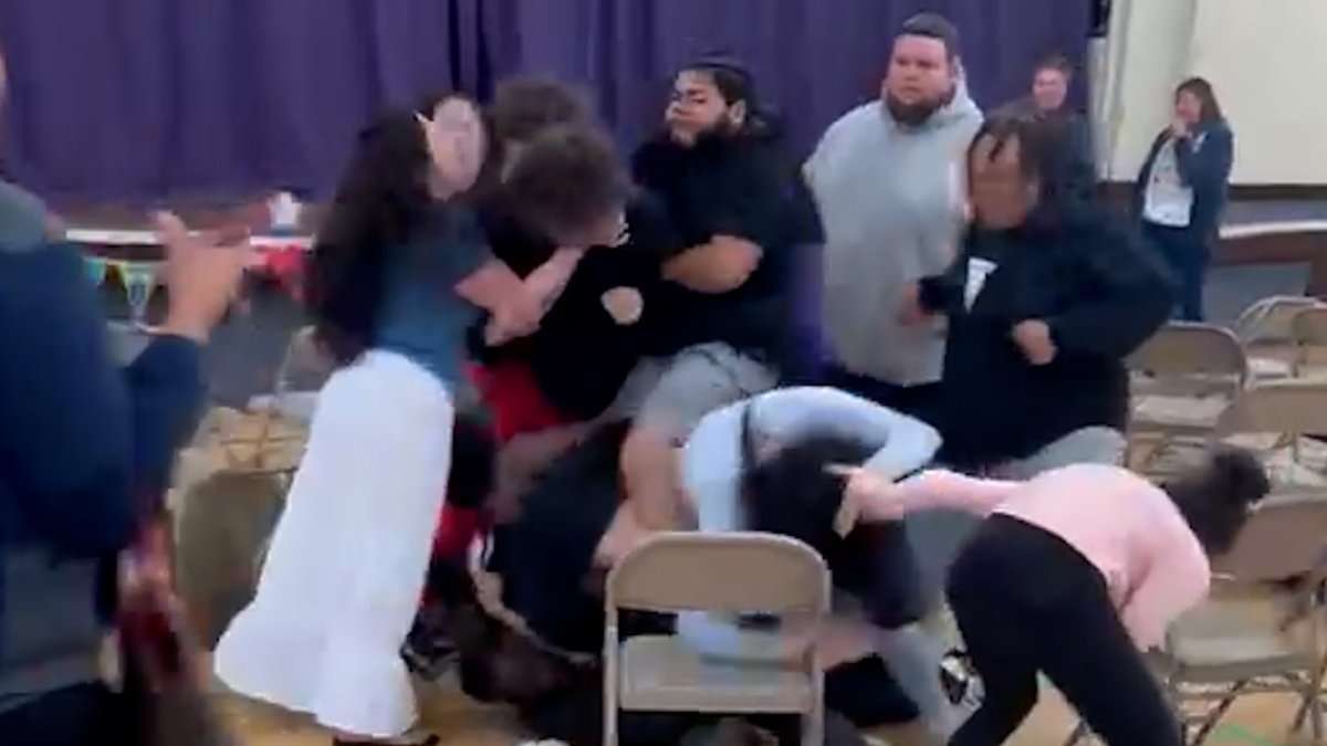Fight During Graduation Watch as a fight broke out at a Ohio kindergarten graduation – NBC 5 ...