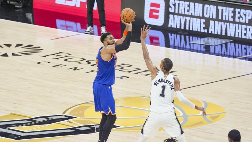 Knicks hold off the Spurs in Game 2 and make it 13 straight postseason wins