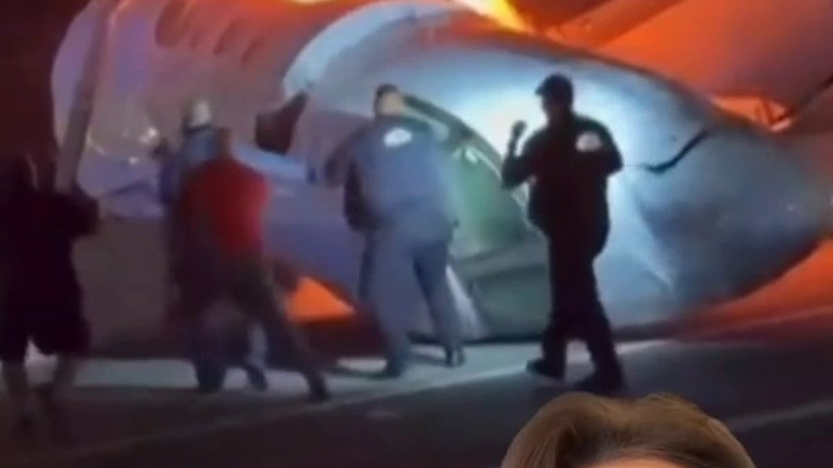 Drivers rush to rescue survivors from plane that crashed in Texas