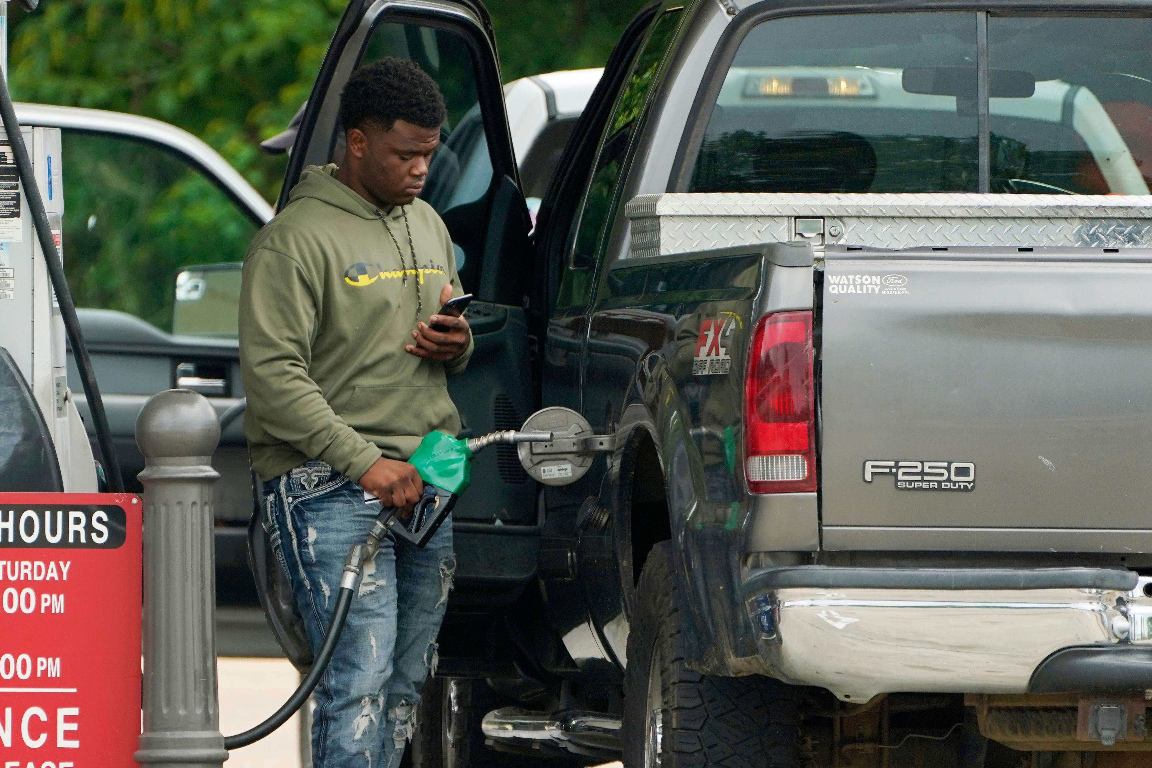 From unfilled gas tanks to fewer frills, retailers see U.S. consumers rethink their spending