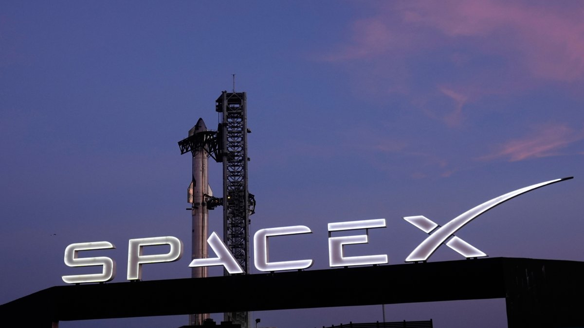 Lawsuit challenges Trump administration's land swap with SpaceX in Texas