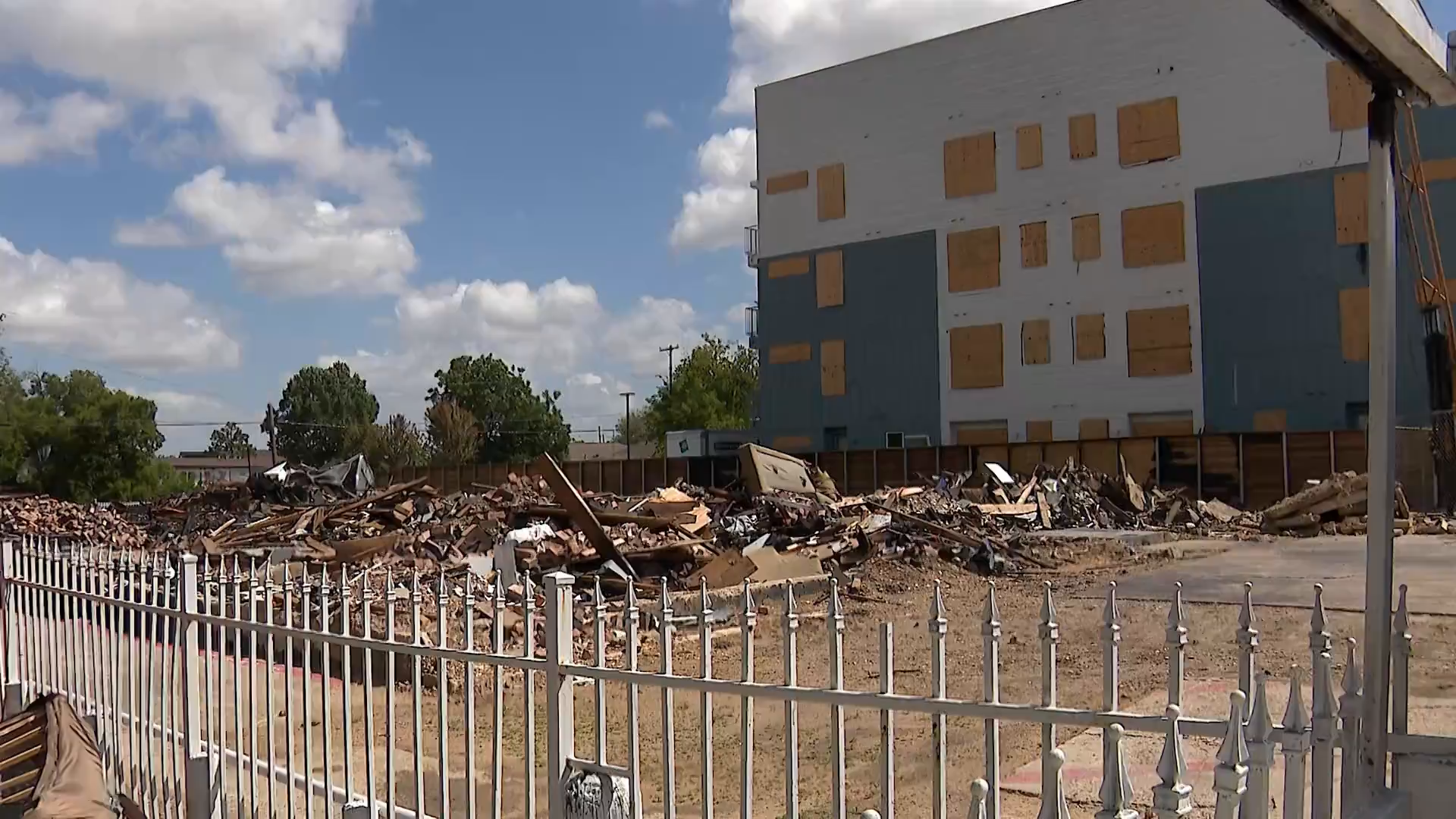 nbcdfw.com - Charles Nichelson - Oak Cliff apartment complex suing Atmos over deadly Dallas gas explosion